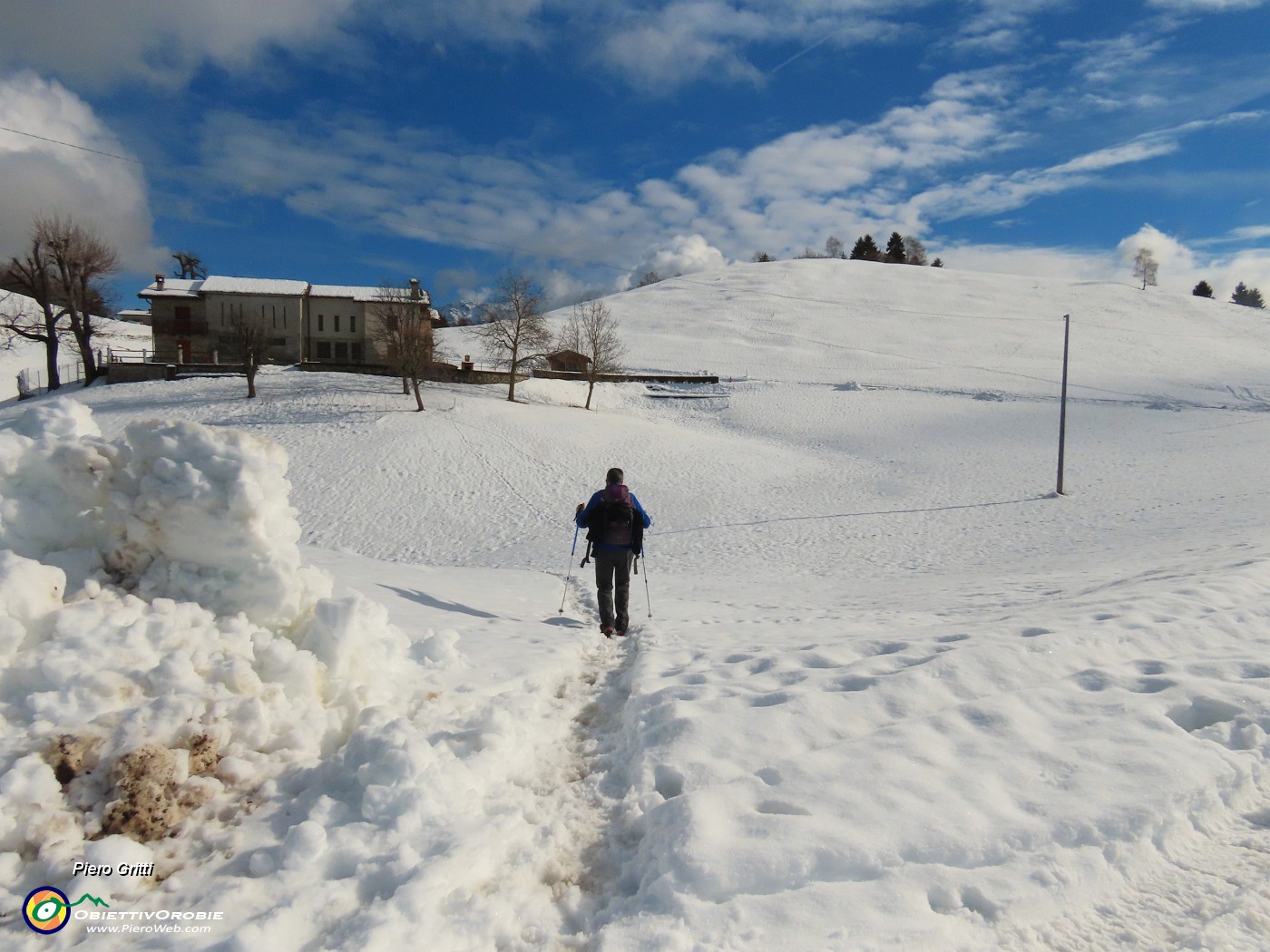 17 Di cascina in cascina pestando neve.JPG